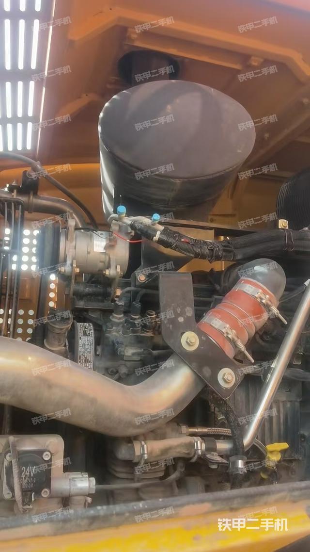 發(fā)動(dòng)機(jī)右側(cè)（整機(jī)外觀及大件）