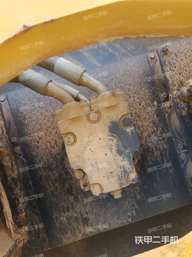 后輪右側(cè)全景（壓路機(jī)前后車(chē)架）