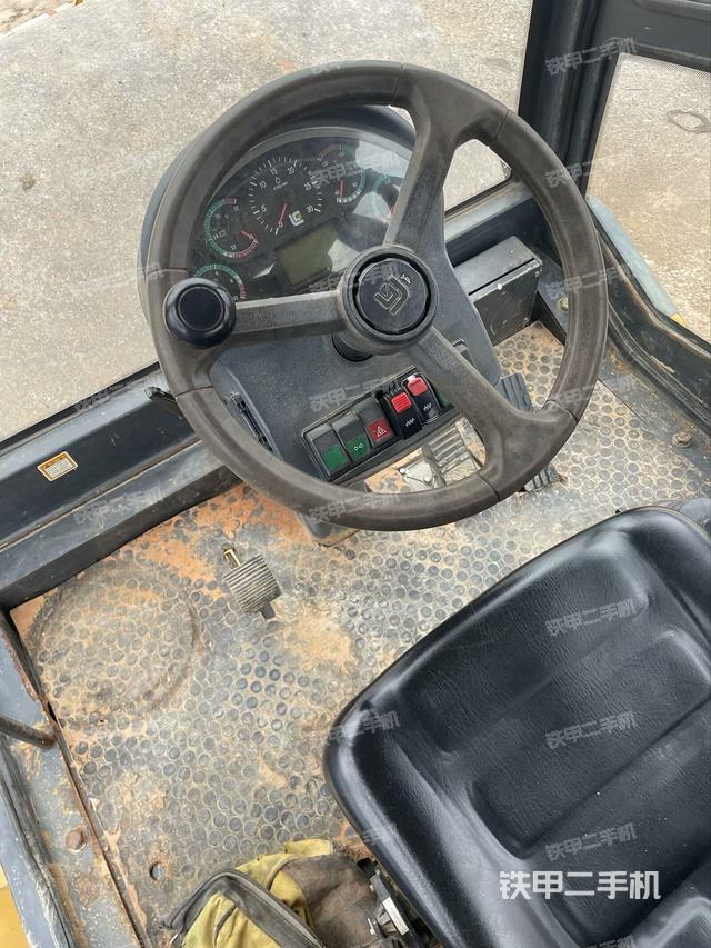 駕駛室側(cè)向上照全景（壓路機駕駛室）