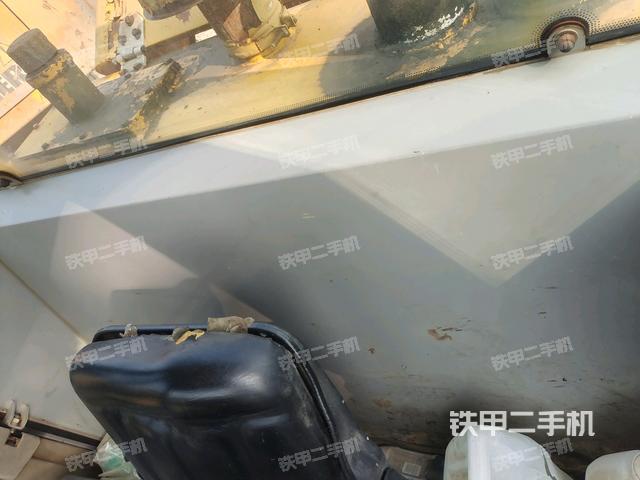 駕駛室內(nèi)座椅、儀表操作手柄全景（壓路機(jī)駕駛室）