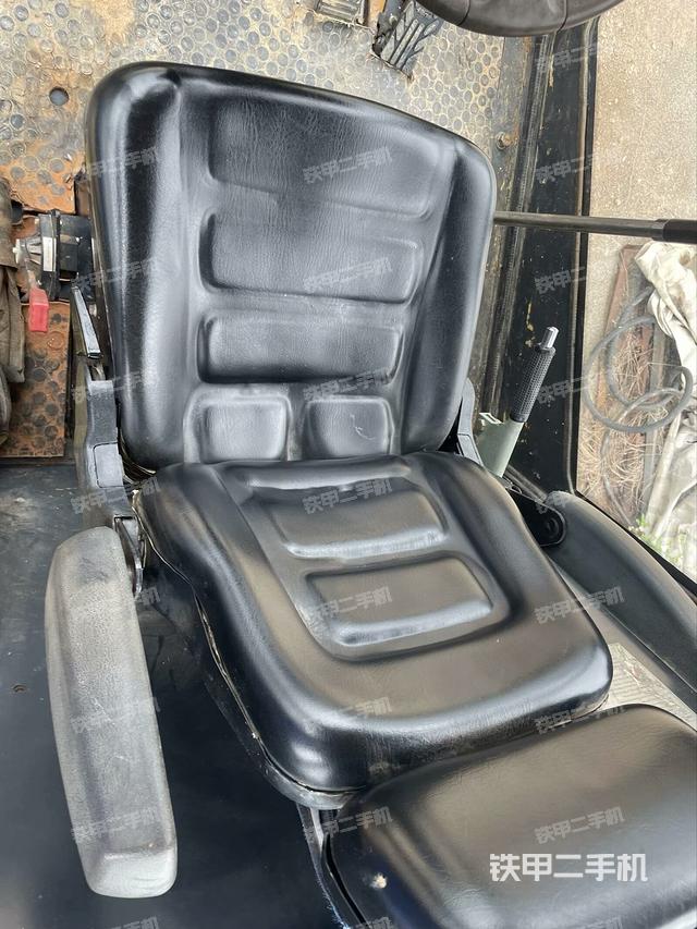 駕駛室內(nèi)座椅、儀表操作手柄全景（壓路機駕駛室）