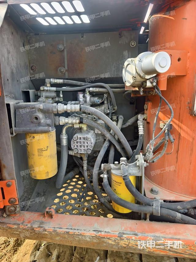 液压泵舱室正面整体（整机外观）