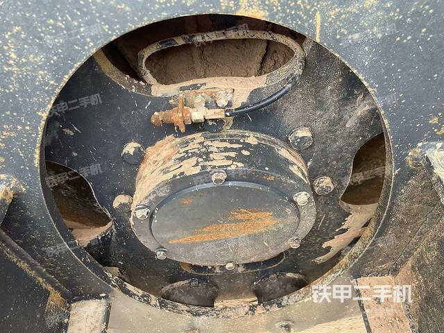 后輪左側(cè)全景（壓路機前后車架）