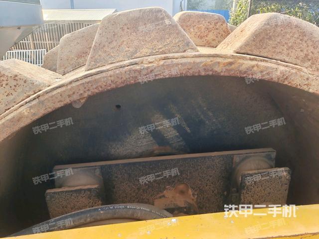 前車(chē)架正右側(cè)（壓路機(jī)前后車(chē)架）