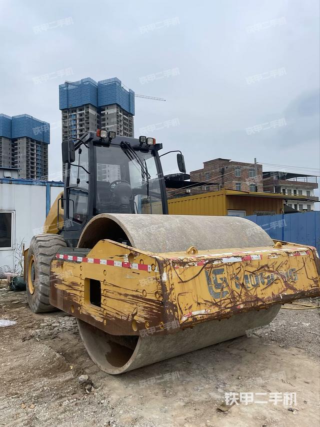 右前45°（壓路機整機外觀）