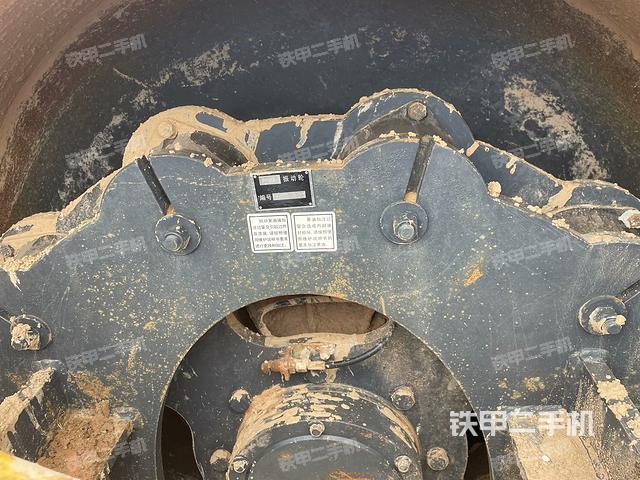 后輪右側(cè)全景（壓路機前后車架）