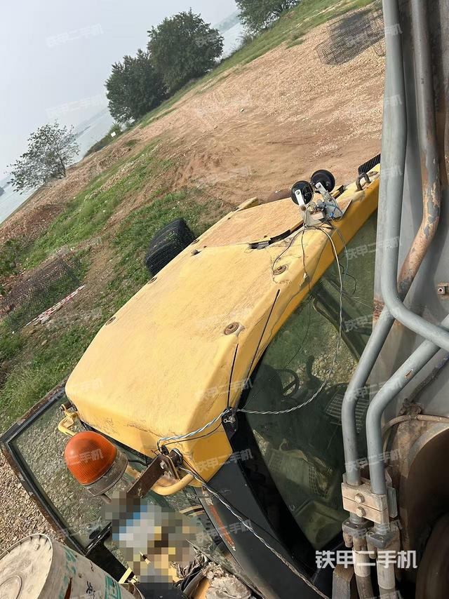 驾驶室顶部（整机外观）