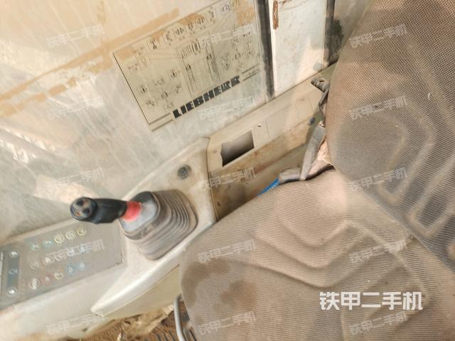 行走控制手柄和踏板?俯拍（駕駛室部分）