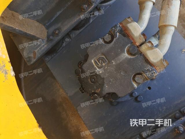 前車(chē)架正右側(cè)（壓路機(jī)前后車(chē)架）