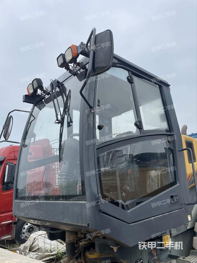 右側(cè)正面照（壓路機駕駛室）