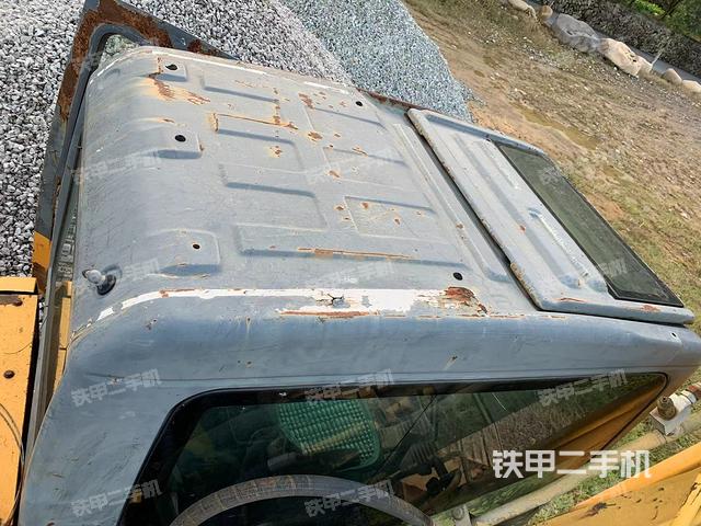 駕駛室頂部(整機(jī)外觀) 駕駛室頂部(整機(jī)外觀)