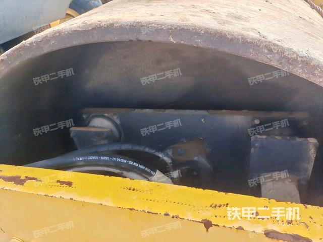 后輪左側(cè)全景（壓路機(jī)前后車(chē)架）