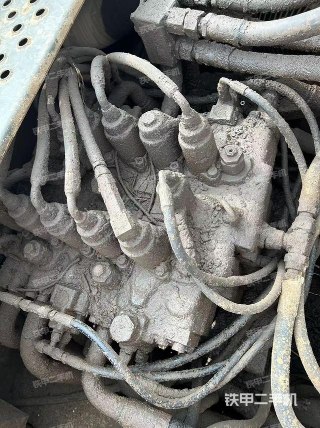 回转马达和主控阀（整机外观）