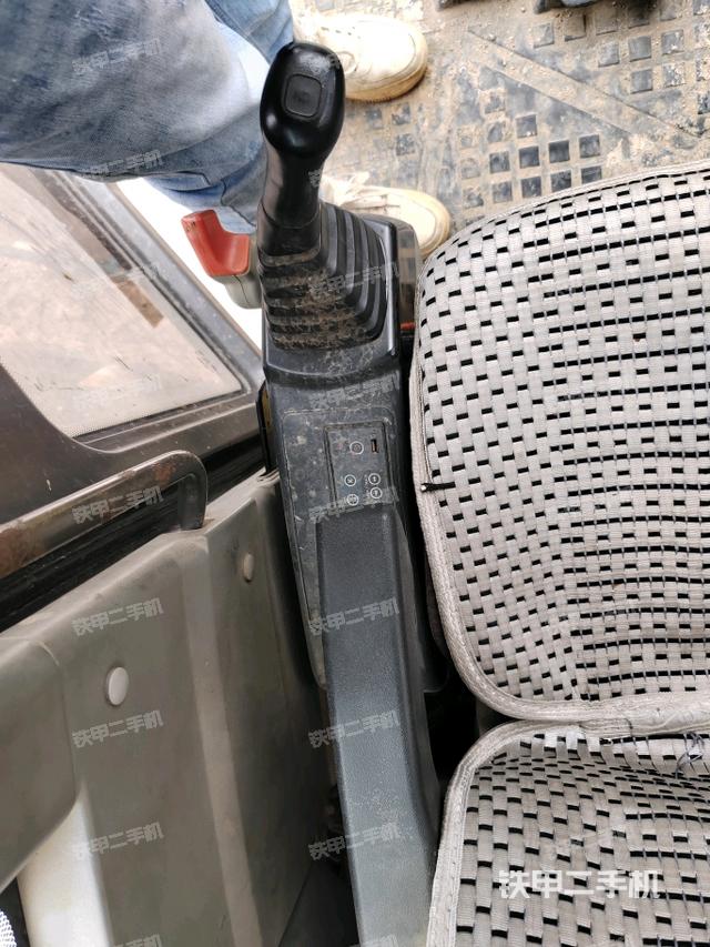 座椅左側(cè)控制臺/音響/含左手柄（駕駛室部分）