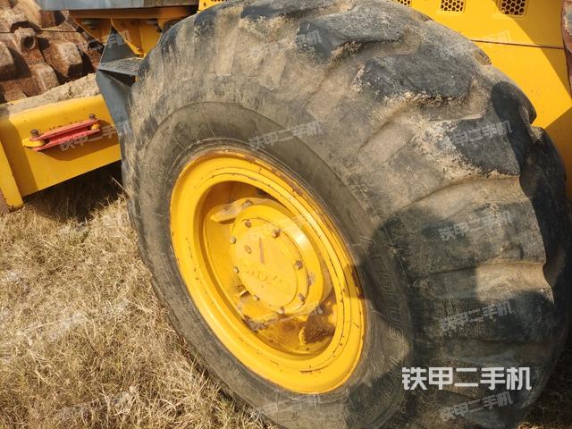 前輪右側(cè)減震塊連接及部件（壓路機(jī)前后車(chē)架）