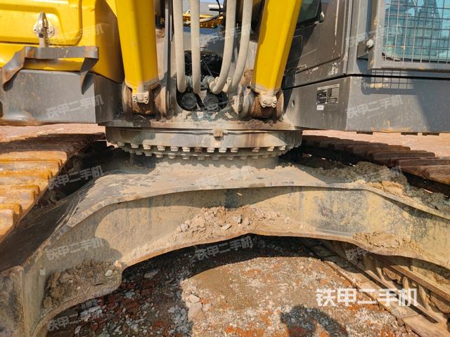 轉(zhuǎn)盤和下車架正前(工作和回轉(zhuǎn)裝置) 轉(zhuǎn)盤和下車架正前(工作和回轉(zhuǎn)裝置)