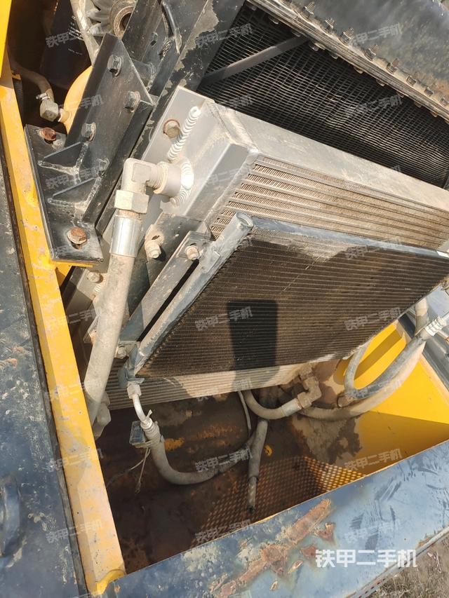 發(fā)動(dòng)機(jī)右側(cè)全景（壓路機(jī)發(fā)動(dòng)機(jī)艙）