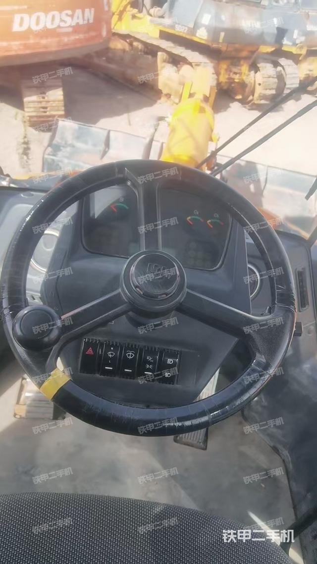 駕駛室操作臺(tái)（整機(jī)外觀及大件）