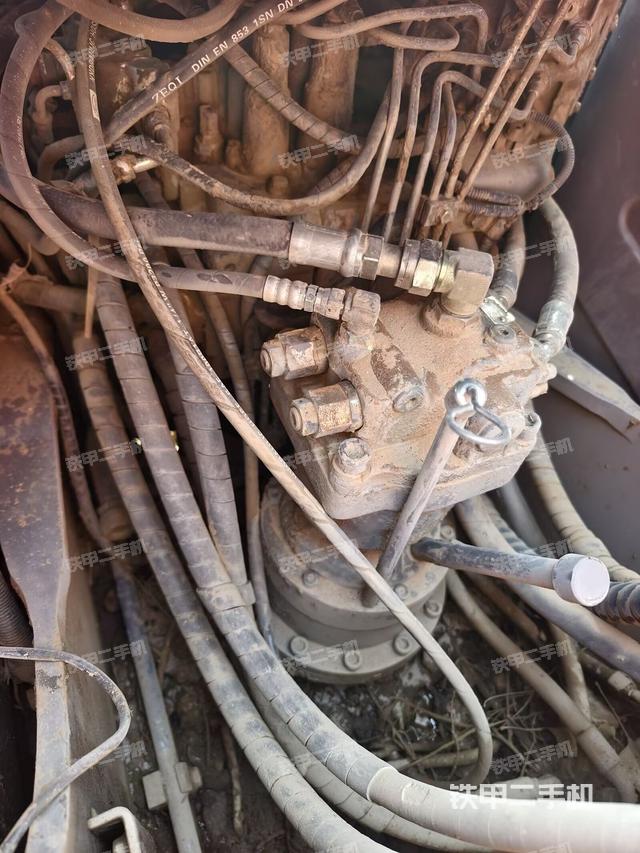 回转马达和主控阀（整机外观）