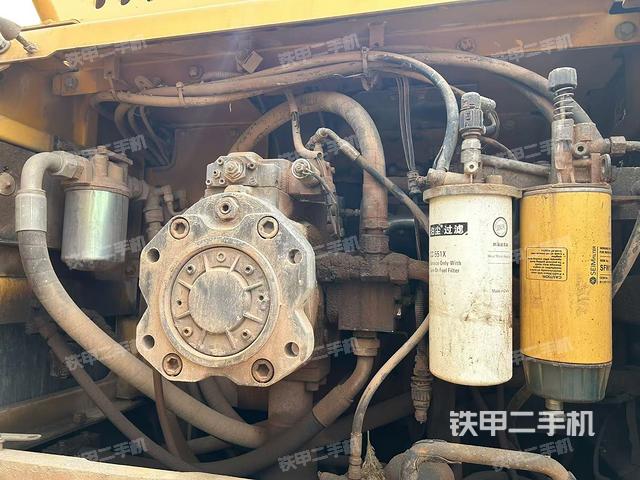 液压泵舱室正面整体（整机外观）