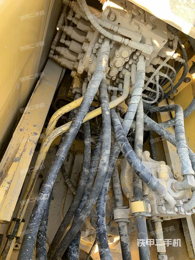 回转马达和主控阀（整机外观）