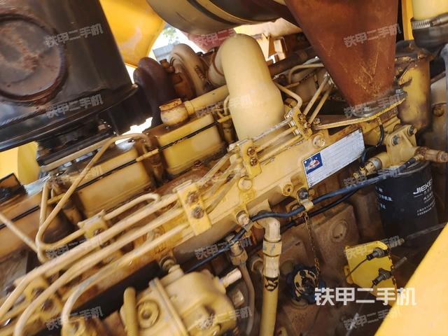 發(fā)動(dòng)機(jī)左側(cè)全景（壓路機(jī)發(fā)動(dòng)機(jī)艙）