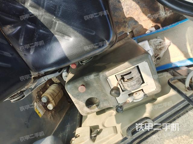 駕駛室側(cè)向上照全景（壓路機(jī)駕駛室）