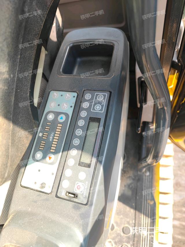 座椅右側(cè)控制臺(tái)/鑰匙門/油門/含右手柄（駕駛室部分）