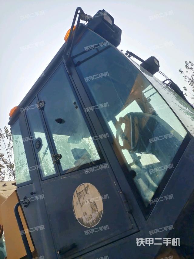 左側(cè)正面照（壓路機(jī)駕駛室）