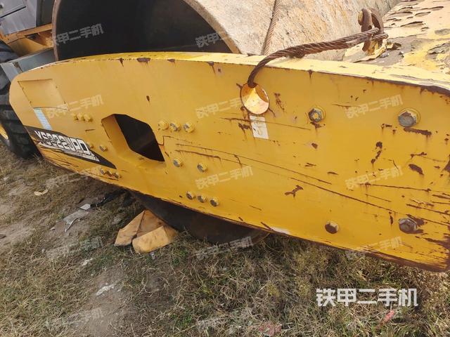 前車(chē)架正左側(cè)（壓路機(jī)前后車(chē)架）