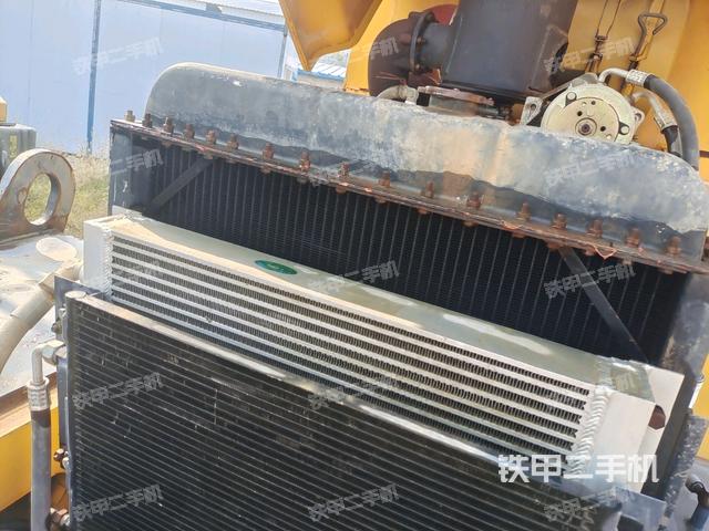 分動(dòng)箱或變速箱（壓路機(jī)發(fā)動(dòng)機(jī)艙）