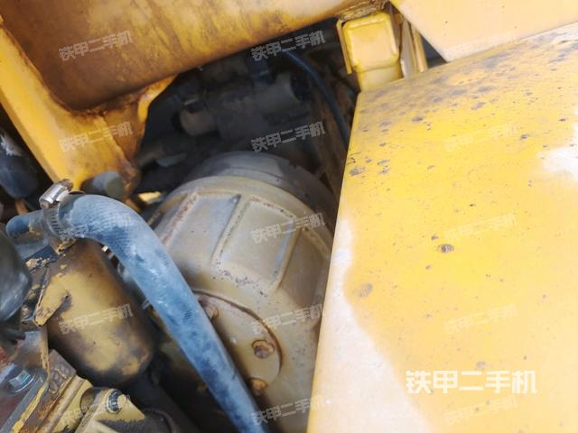 散熱器全景（壓路機(jī)發(fā)動(dòng)機(jī)艙）