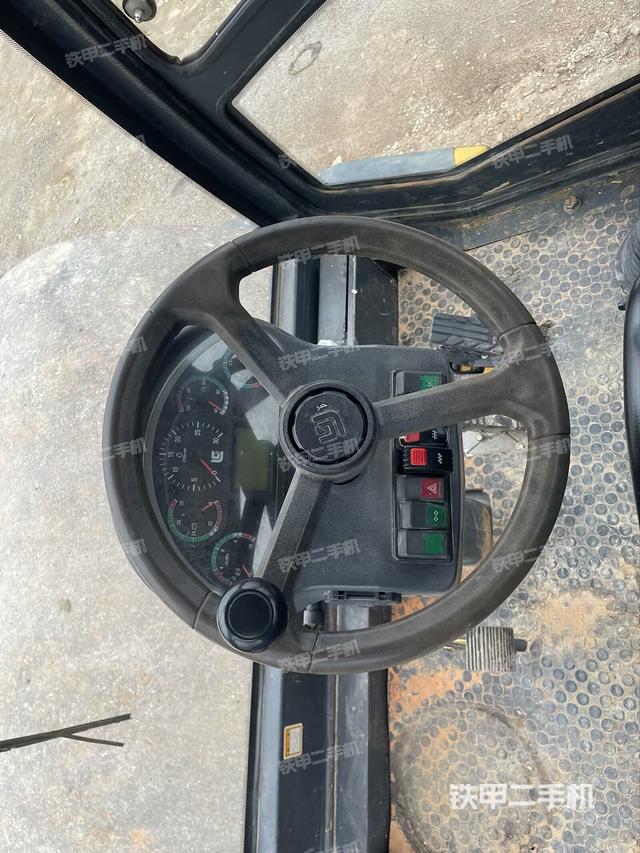 儀表盤全景（壓路機駕駛室）