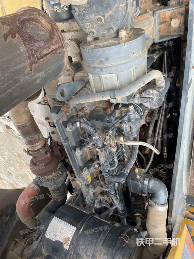 發(fā)動機右側(cè)全景（壓路機發(fā)動機艙）