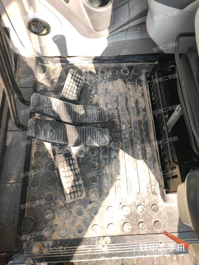 行走控制手柄和踏板?俯拍（駕駛室部分）