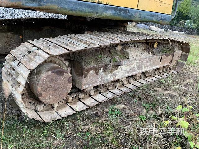 單側(cè)履帶整體(整機(jī)外觀) 單側(cè)履帶整體(整機(jī)外觀)