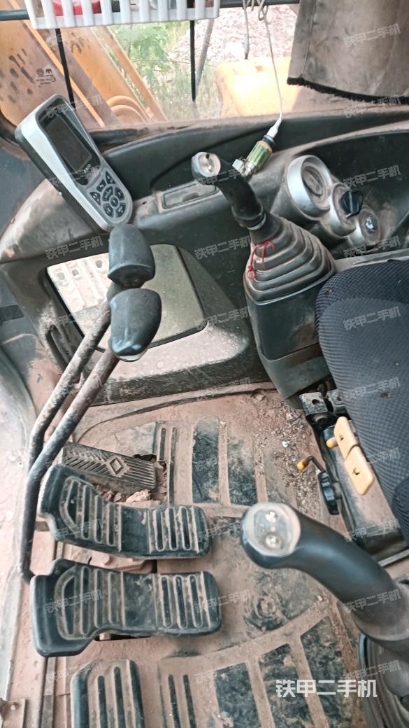 座椅右側(cè)控制臺(tái)/鑰匙門/油門/含右手柄（駕駛室部分）