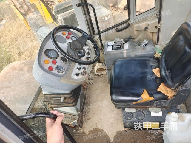 駕駛室頂蓬內(nèi)（壓路機(jī)駕駛室）