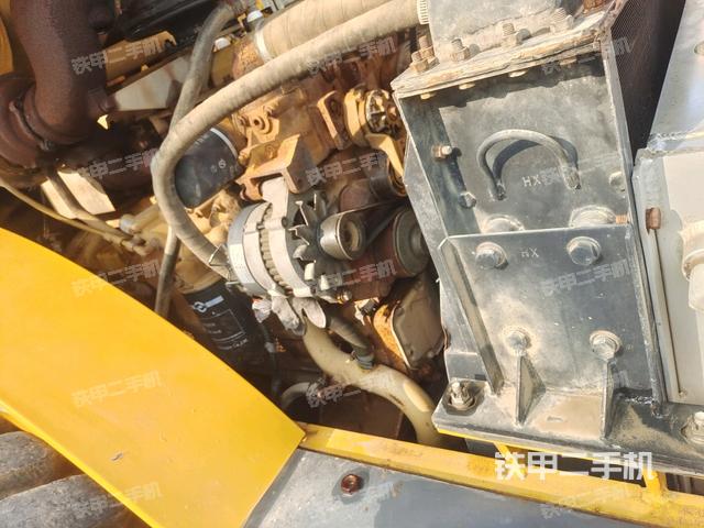 發(fā)動(dòng)機(jī)上部全景（壓路機(jī)發(fā)動(dòng)機(jī)艙）