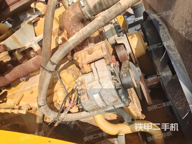 發(fā)動(dòng)機(jī)左側(cè)全景（壓路機(jī)發(fā)動(dòng)機(jī)艙）