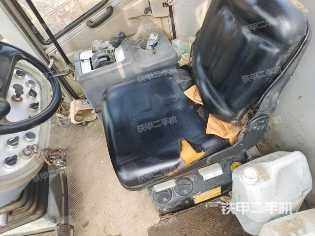 操作臺(tái)全景（壓路機(jī)駕駛室）