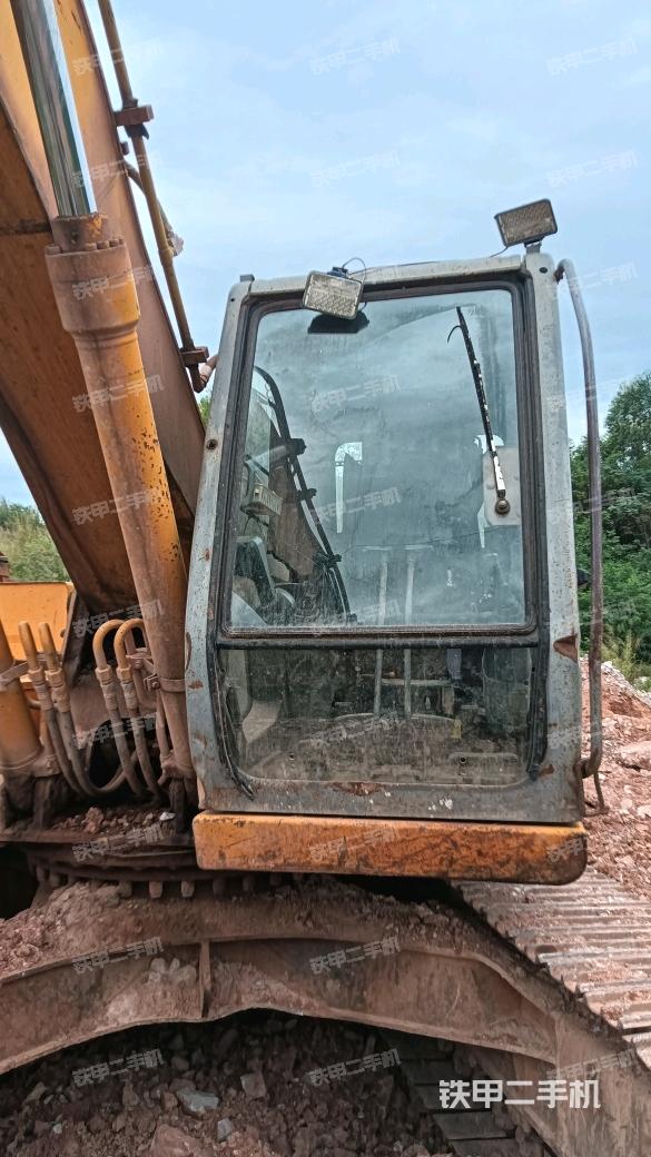 行走控制手柄和踏板?俯拍（駕駛室部分）