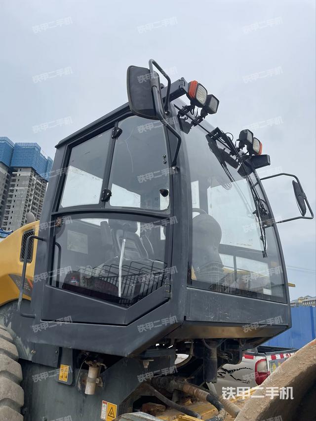 左側(cè)正面照（壓路機駕駛室）
