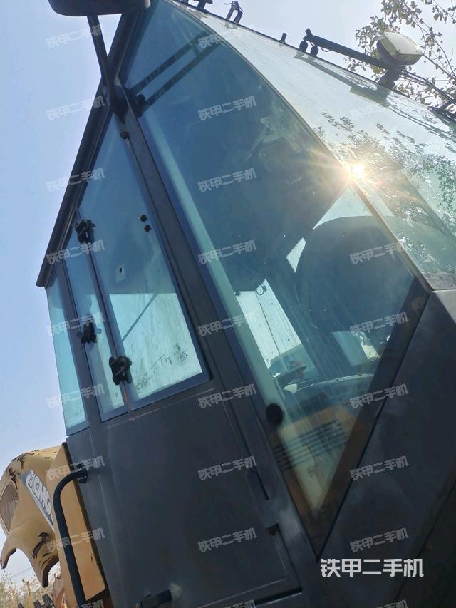 左側(cè)正面照（壓路機(jī)駕駛室）