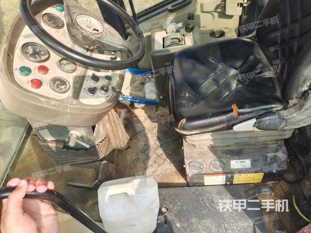 駕駛室內(nèi)座椅、儀表操作手柄全景（壓路機(jī)駕駛室）