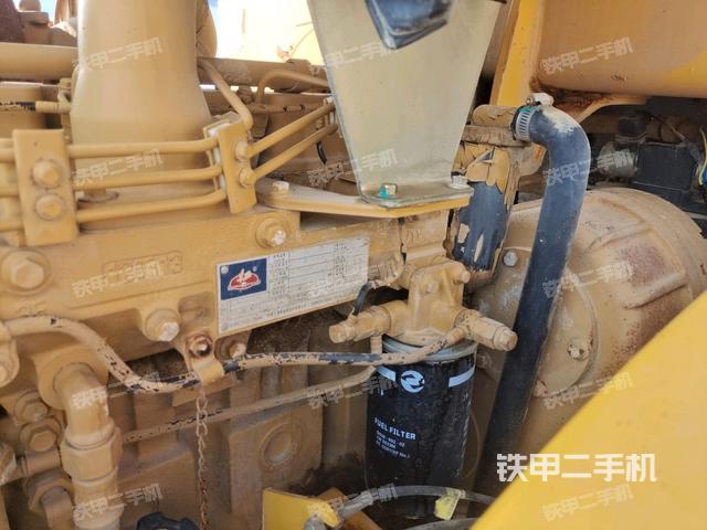 發(fā)動(dòng)機(jī)上部全景（壓路機(jī)發(fā)動(dòng)機(jī)艙）