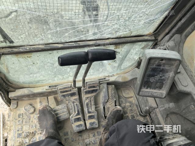 行走控制手柄和踏板?俯拍（駕駛室部分）