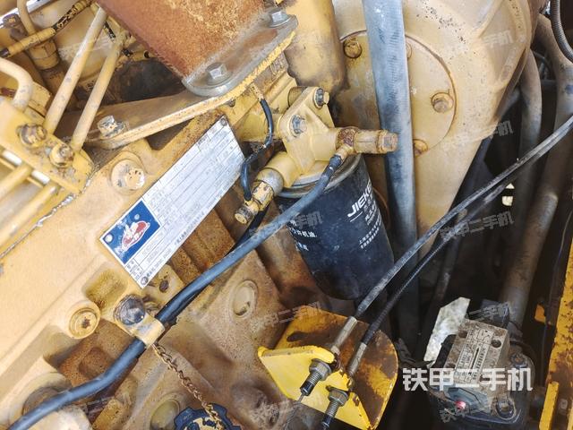 發(fā)動(dòng)機(jī)右側(cè)全景（壓路機(jī)發(fā)動(dòng)機(jī)艙）