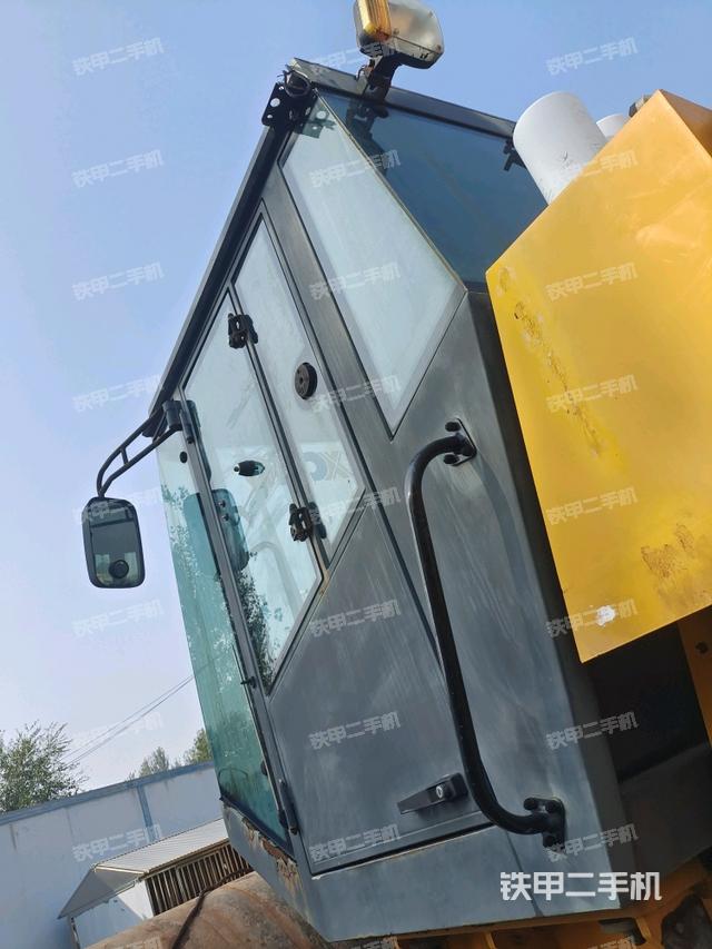 右側(cè)正面照（壓路機(jī)駕駛室）