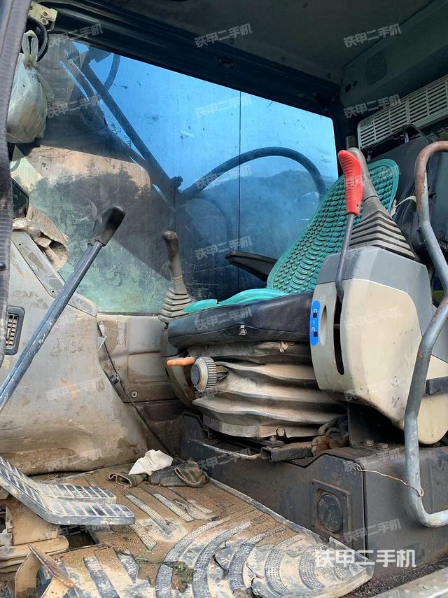 駕駛室整體(整機(jī)外觀) 駕駛室整體(整機(jī)外觀)